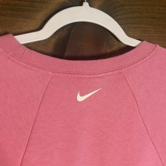 NWOT Nike Dri-Fit Women’s Graphic Center Logo Training Crewneck Pink Sweatshirt - Picture 7 of 10